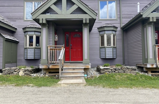 Jay Peak 4BR/3.5BA Ski-in/out Townhome