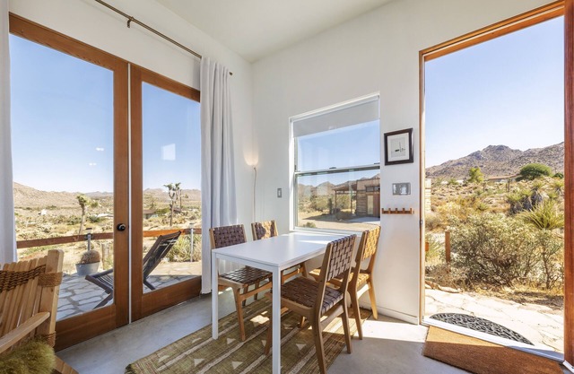 Jensen House - Incredible Desert Views 2 Bedroom Home by RedAwning