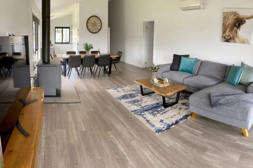 Jindabyne house 1, Modern 1 bedroom home, alpine views & fireplace