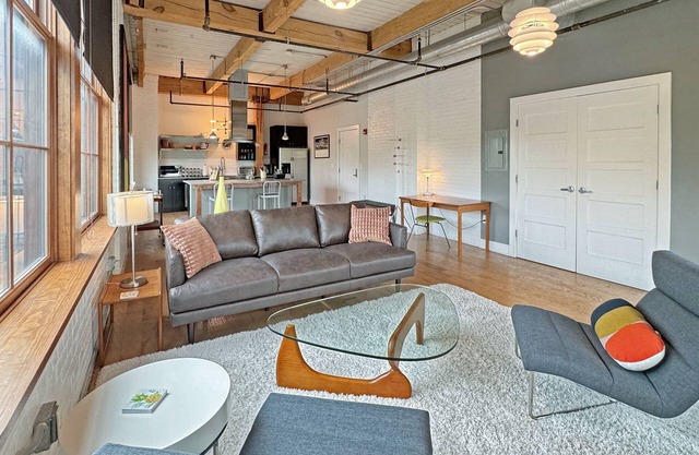 JOEY'S PLACE - A MODERN SOPHISTICATED INDUSTRIAL OPEN SPACE LOFT