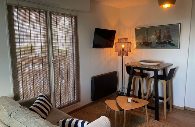 Joli Studio Avec Balcon en Bord de mer