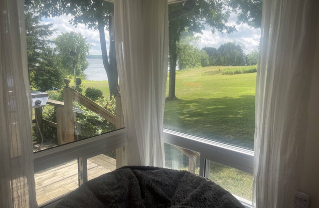 Jolie Maison Bobcaygeon - Luxurious 4 Bed 2 Bath Waterfront Cottage