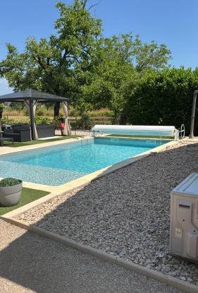 Jolie Villa indépendante climatisée 3 chambres tout confort 6 couchages, piscine chauffée 4 X 8 disponible selon météo de Mai à fin Septembre, Jacuzzi 4 places, boulodrome éclairé, ping-pong, wifi, proche commerces Animaux domestiques sur demande