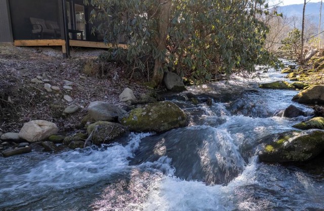 Jolly Jingle Cabin, Pickleball Court, Creek, WIFI, Mountain Views, Starting at 79"