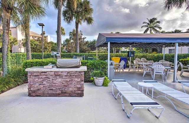 Jupiter Bay Condo w/Pool < Half Mile to Beach!