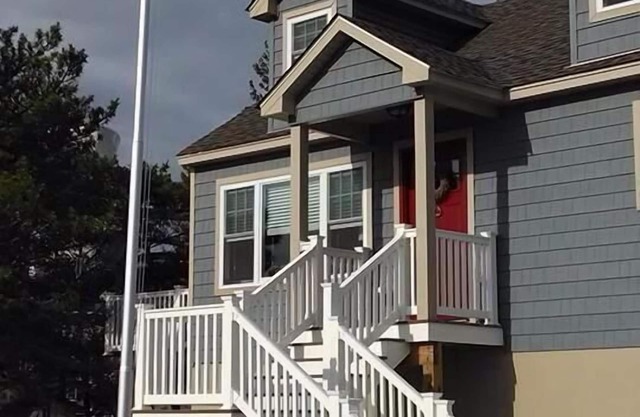 Just 8 houses from the beach (one block)