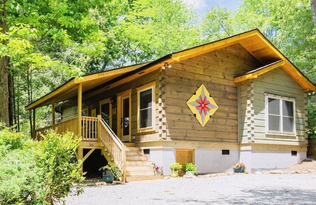 “Just BEE🐝Log Cabin"-Stunning, peaceful, NEW , -10 min to Dwtn Ashe