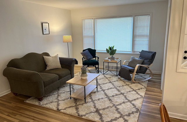 Just minutes from airport and downtown! Perfect for CWS or zoo visits.