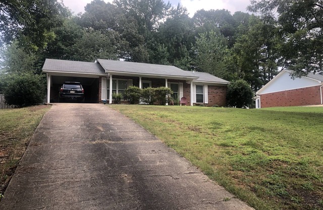 Just minutes from the Square and the Grove-Comfy beds, quiet neighborhood