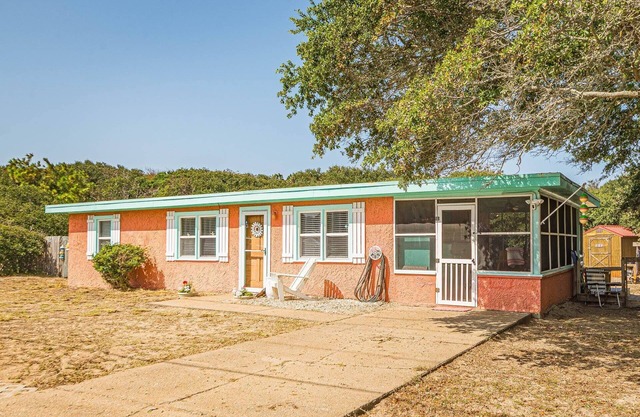 K2118 Oh So Sandy! Historic Oceanside Flat Top! Steps from Beach. Short Stays Welcomed!