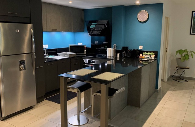 Kaili Ocean view Luxury 2BR AC throughout Fiber Wifi & Pool close City & Airport