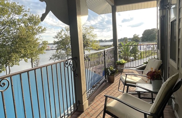 Kalua Lake Loft - NEW! 1 Bedroom/1.5 Bath Overlooking Lake Dora