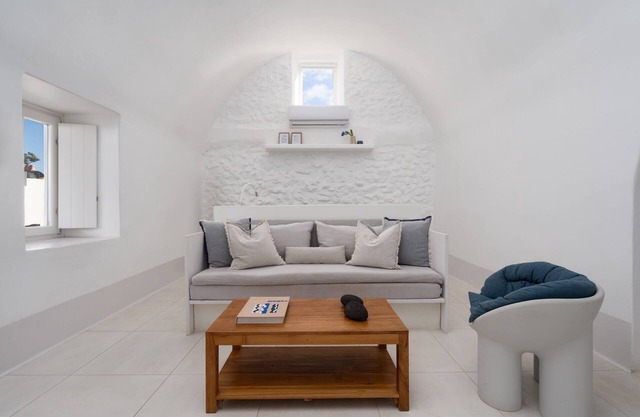 Kalyva House in center of Oia