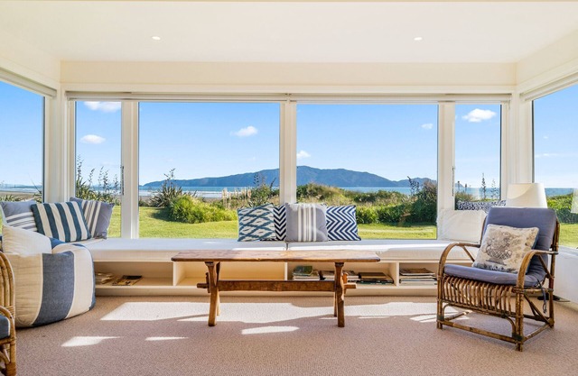 Kapiti Panorama – Waikanae Beach Holiday Home