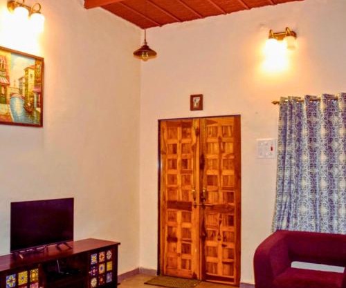 Karjat Hills - Refreshing Farmstay with courtyard & mountain views