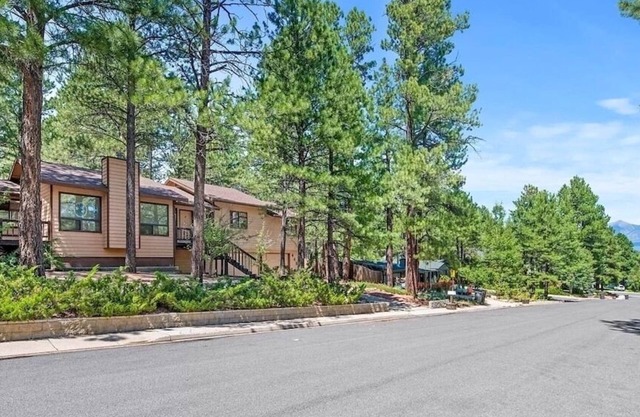 Kathy’s Cabin, King Bed, Hot Tub, Near-NAU, Perfect Year-Round Mountain Getaway!