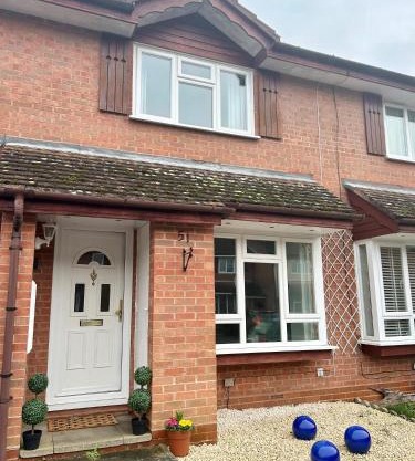 KB51 Charming 2 bed house in Horsham, pets very welcome and long stays with easy access to London, Brighton and Gatwick