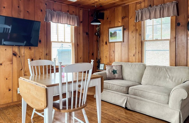 Ken's Kabin a nostalgic Lake of the Ozarks cabin with a fantastic view!