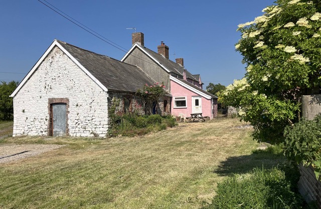KENFIG FARM, pet friendly, character holiday cottage in Kenfig