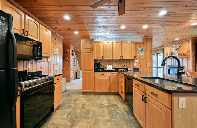 Kenny Lodge 4 Bedroom Hotel Room by RedAwning