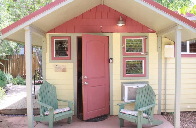 Kenzie's Tiny Cottage- Prvt Hot Tub & Rain shower