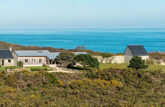 Kerguinic dot FR, for families or friends, exceptional location, 180° sea view.