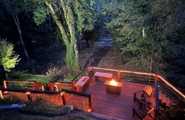 Kick back and relax in this calm, stylish cottage on the creek.