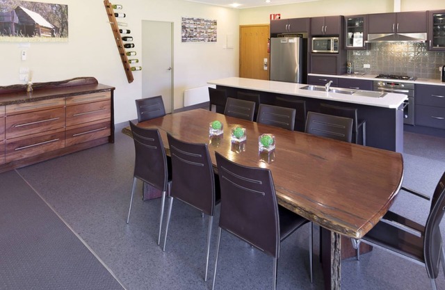 Kickenback Chalet - 2BR Chalet l Gym l Indoor Pool l Tennis Court l WiFi l Air-Con