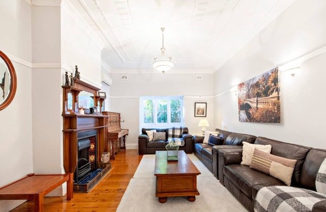 Kilbirnie - Stroll to CBD, Heritage, Sleeps 10, Perfect for Orana Outdoor Show