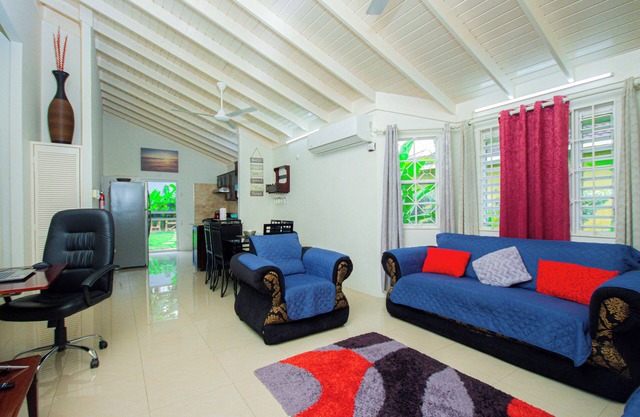 King bed, fully A/C, pool, BBQ, near beaches, free washer/dryer - video tour