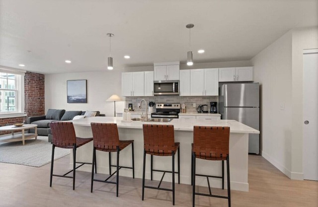 King Bed! J & K on Main Luxury Apartment 302