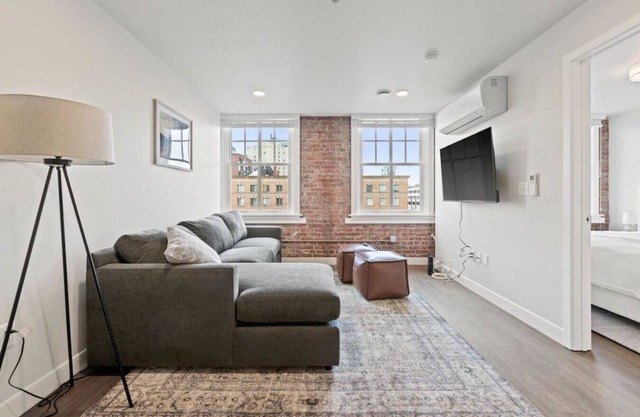 King Bed! J & K on Main Luxury Apartment 403