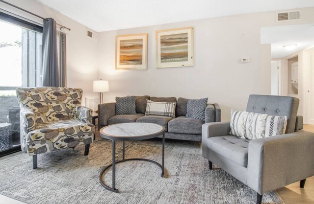 King bed Oceanside No Cleaning/No Extra Guest Fee