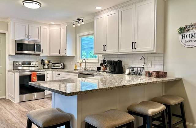 King size bed, Air Conditioning, 1.4 miles to All Star Village