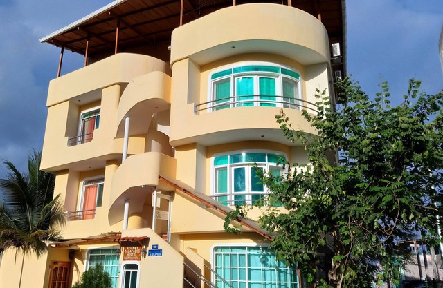 KING-SIZE BED OR TWO TWIN BEDS SUITE ON SECOND FLOOR WITH CITY VIEW BALCONY