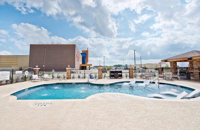 King Studio with Gym + Seasonal Pool Access | Free Daily Breakfast!