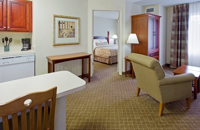 King Suite. Delicious Free Breakfast. Outdoor Pool. Only 20 Min to Princeton.