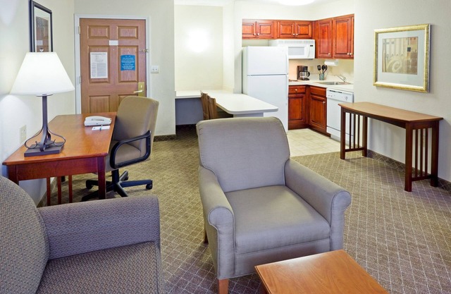 King Suite. Free Breakfast Buffet. Pool. Only 20 Minutes from Princeton.