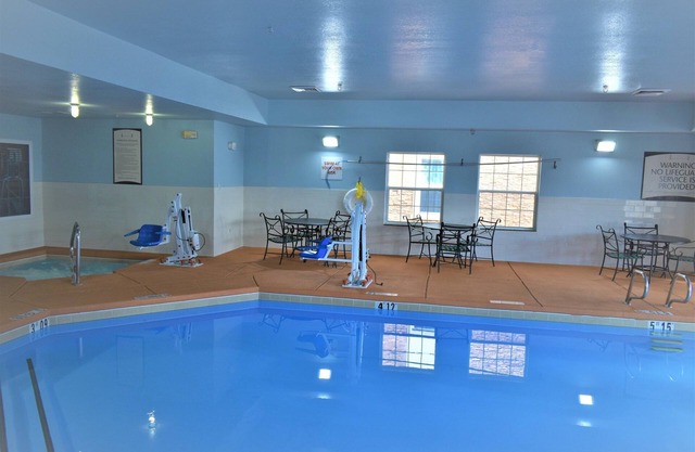 King Suite | Free Daily Breakfast, Pool + Hot Tub Access