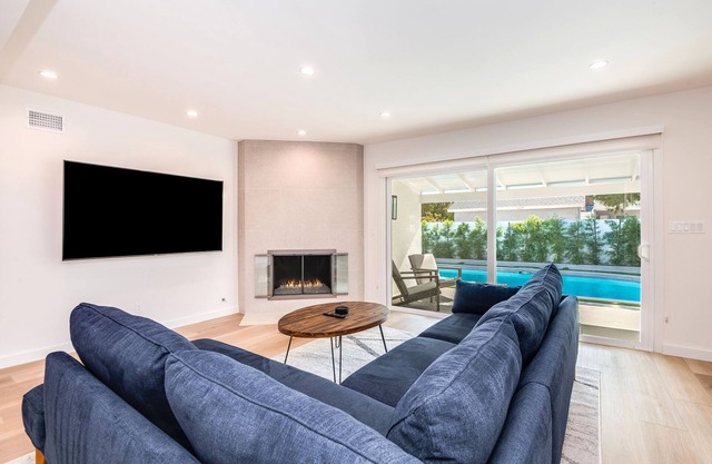 King Suite/Free Heated Pool/BBQ/Newly Renovated