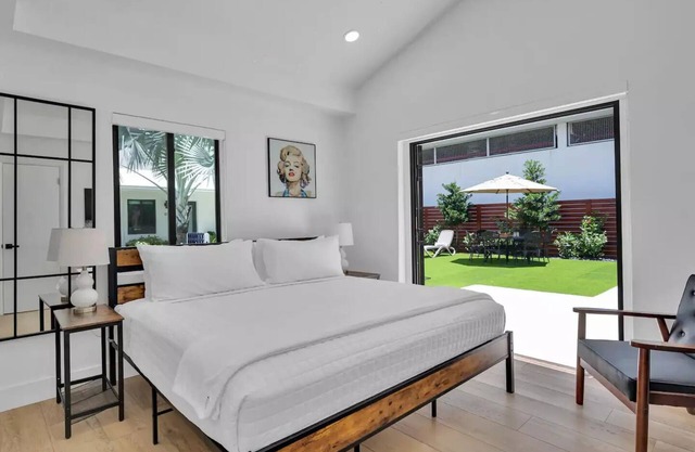 King Suite in a Tropical Retreat Freedom House Fort Lauderdale Suite 3n