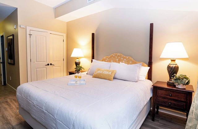 King Suite w/full size refrigerator -community pool & hot tub -near beaches