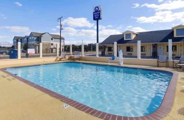 King Unit w/Free Breakfast + Pool Near Nature Preserve