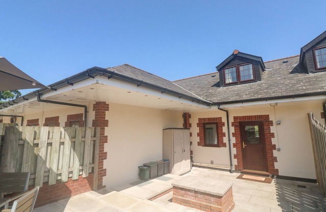 KINGFISHER COTTAGE, pet friendly, with a garden in South Molton