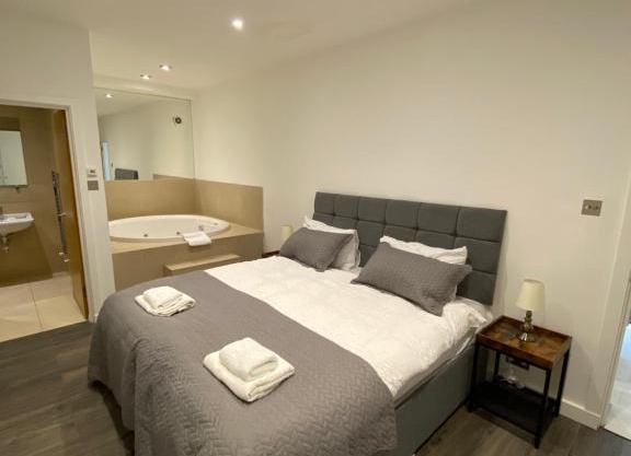 Kings Road Apartment with en-suite Spa Bath