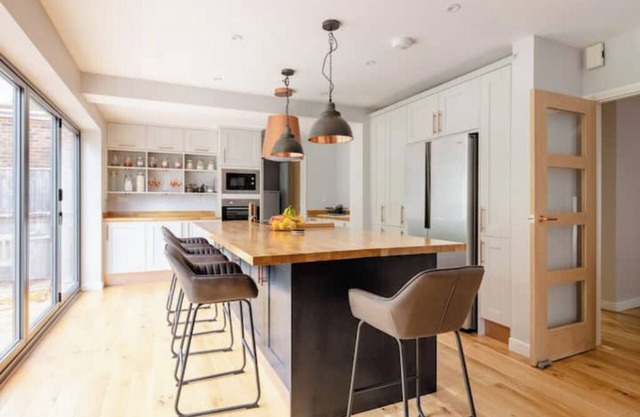 Kings Size full en-suite room on leafy avenue.