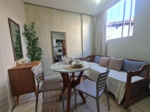 Kitnet 105 central com lavadora tv smart e ar condicionado