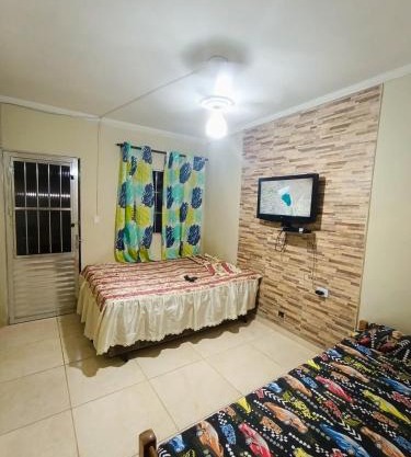 kitnet family - 2 quadras da praia da Enseada