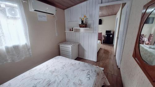 KITNET k1 em TORRES-RS - Na mais bela praia Gaúcha - 2 quartos - Frigobar - micro-ondas - banheiro - ar condicionado split - TV smart 32' - Wi-Fi - Anfitriã Superhost no BnB