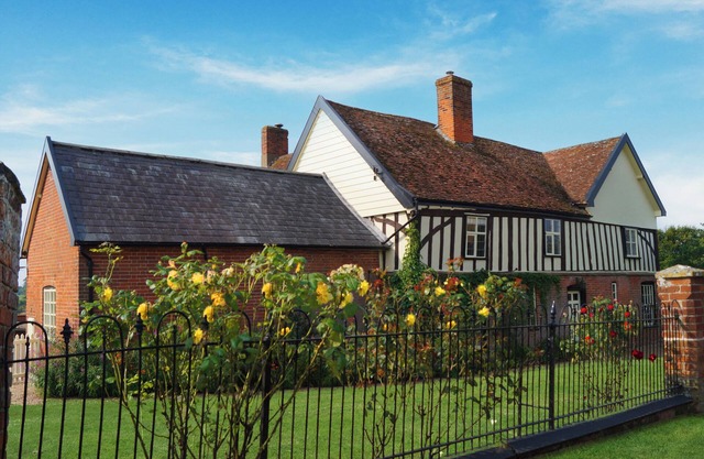 KNIGHTS FARM, pet friendly, character holiday cottage in Harkstead
